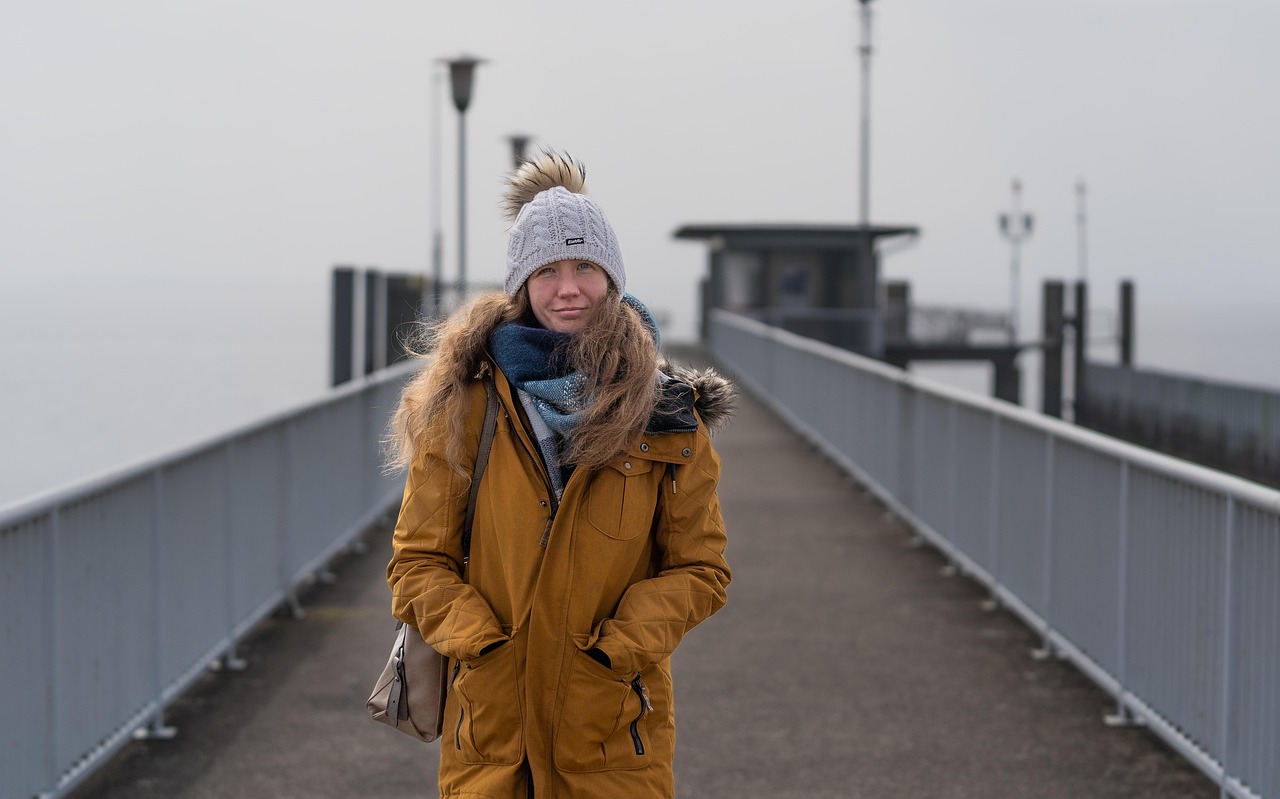 Garota com blusa de frio