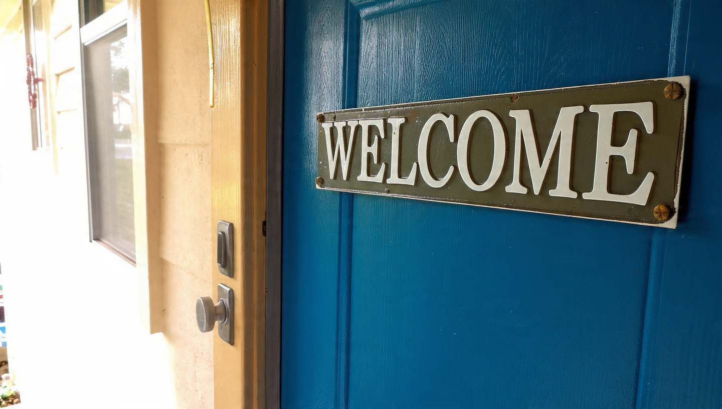 uma placa escrito WELCOME numa porta azul